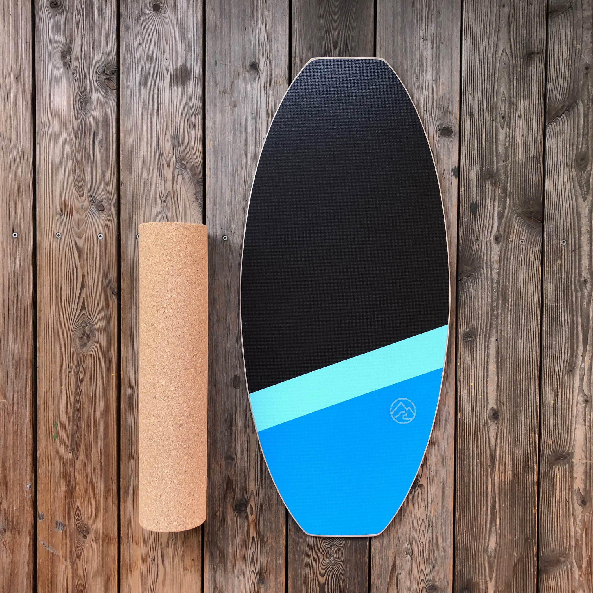 OKEJ-Balance-Board-mit-Korkrolle–handmade-with-love-in-Innsbruck-Tirol-Austria–Model-Wake-Blue